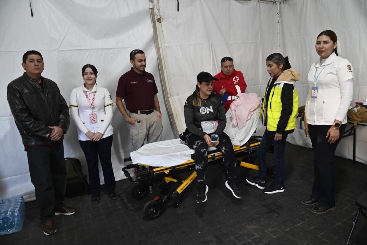Trasciende60696's tweet photo. Atletas participantes en el XXXIV Maratón Internacional de Culiacán agradecen la atención de los especialistas en rehabilitación física de la @uasoficialmx  ***
#MaratonInternacionalCuliacan2025

https://t.co/jQz2ol5DTp https://t.co/wpxmgoOL14