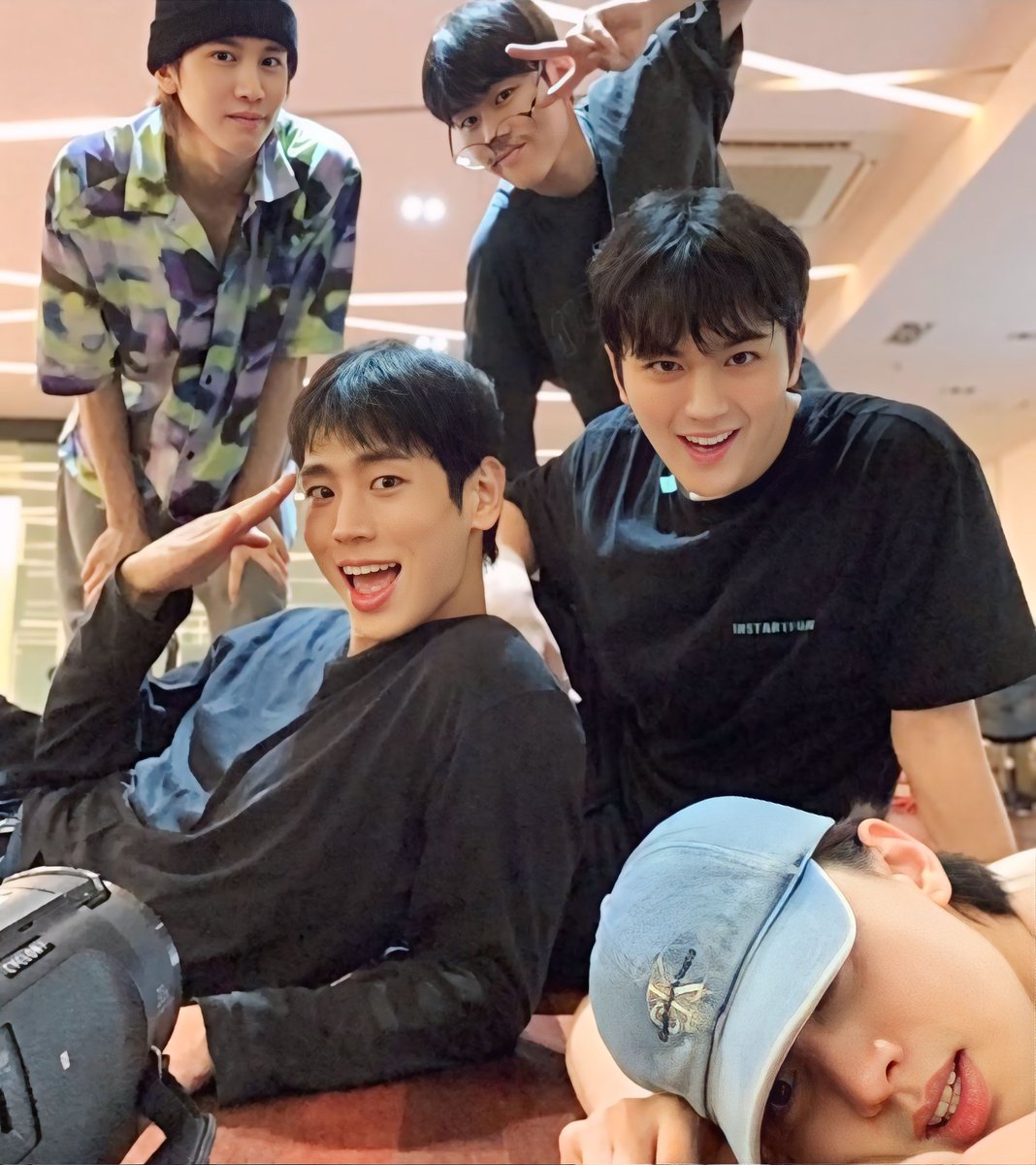 lyciaousz_'s tweet photo. ——Daily Moment SUMITRO—

🕺Mytro x Redvelvet💃 long AU

#Mytro #RedVelvet  #AU #alternativeuniverse #hantey #seowoohyeok #shohei #jungyoonjae #imchaepyeong #yeri #seulgi #irene #wendy #joy https://t.co/eir8iR7qSh