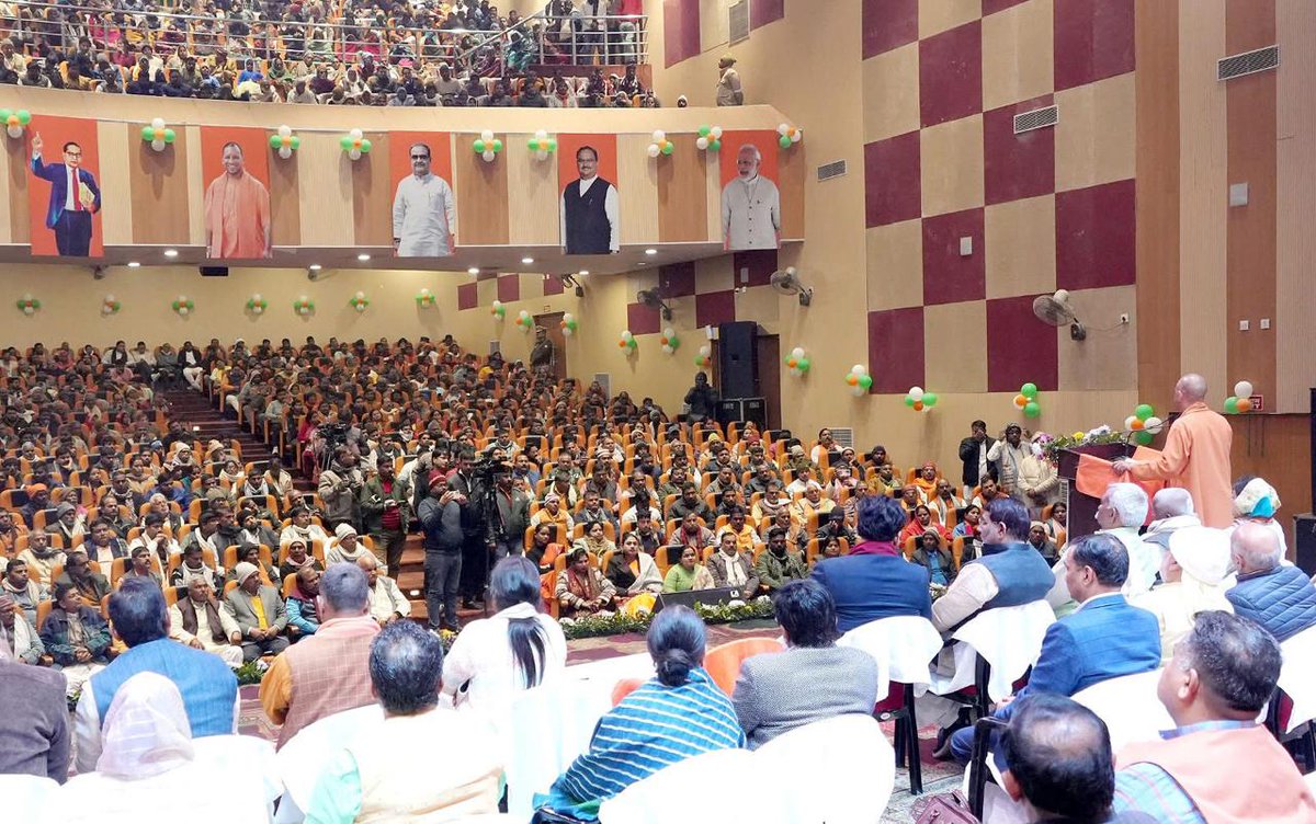 मुख्यमंत्री श्री <a href="/myogiadityanath/">Yogi Adityanath</a> ने जनपद गोरखपुर में भाजपा द्वारा आयोजित 'संविधान गौरव अभियान' कार्यक्रम में सहभागिता की व उपस्थित जनता को संबोधित किया।

#SamvidhanGaurav