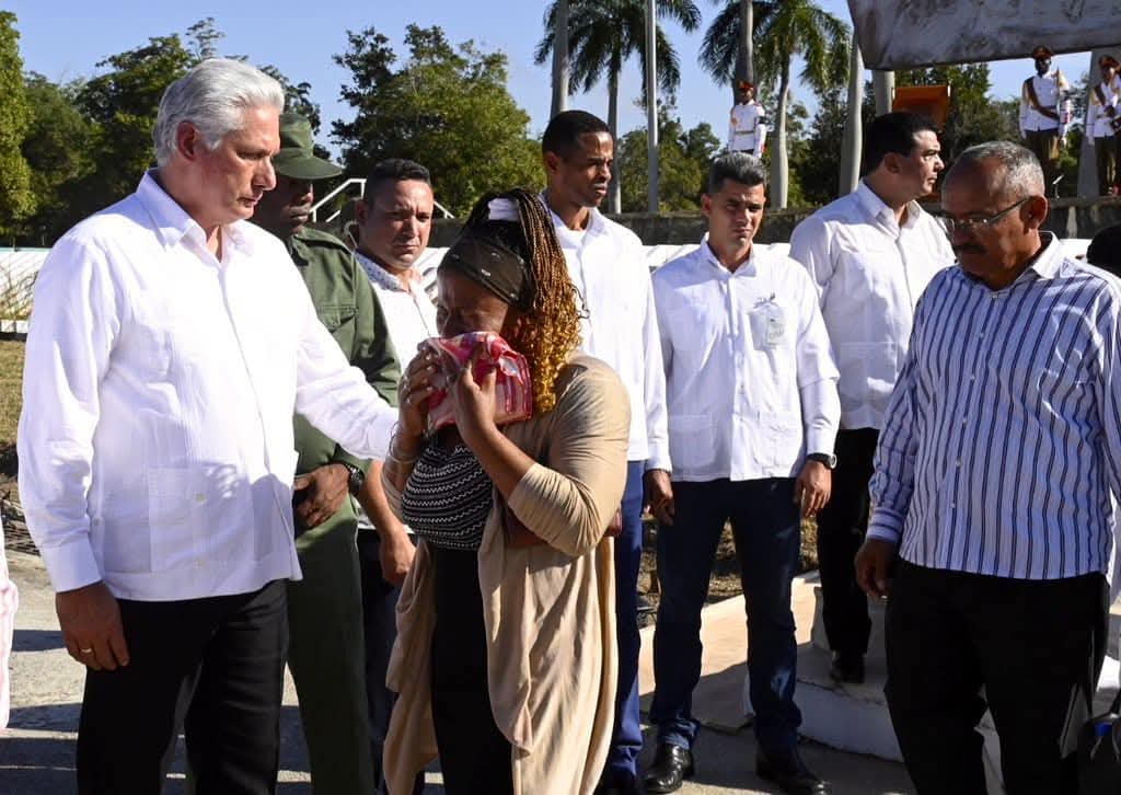 MinfarC's tweet photo. “Cuando se muere en brazos de la Patria agradecida, la muerte acaba, la prisión se rompe, empieza al fin con el morir la vida”. José Martí .
#CubaHonra a los 13 militares que perdieron la vida en la provincia de Holguín. https://t.co/GlTOYyBwVn