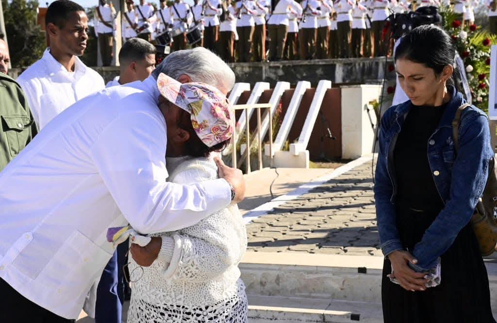 MinfarC's tweet photo. “Cuando se muere en brazos de la Patria agradecida, la muerte acaba, la prisión se rompe, empieza al fin con el morir la vida”. José Martí .
#CubaHonra a los 13 militares que perdieron la vida en la provincia de Holguín. https://t.co/GlTOYyBwVn