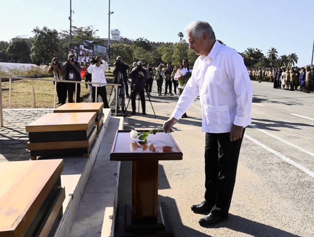 MinfarC's tweet photo. “Cuando se muere en brazos de la Patria agradecida, la muerte acaba, la prisión se rompe, empieza al fin con el morir la vida”. José Martí .
#CubaHonra a los 13 militares que perdieron la vida en la provincia de Holguín. https://t.co/GlTOYyBwVn
