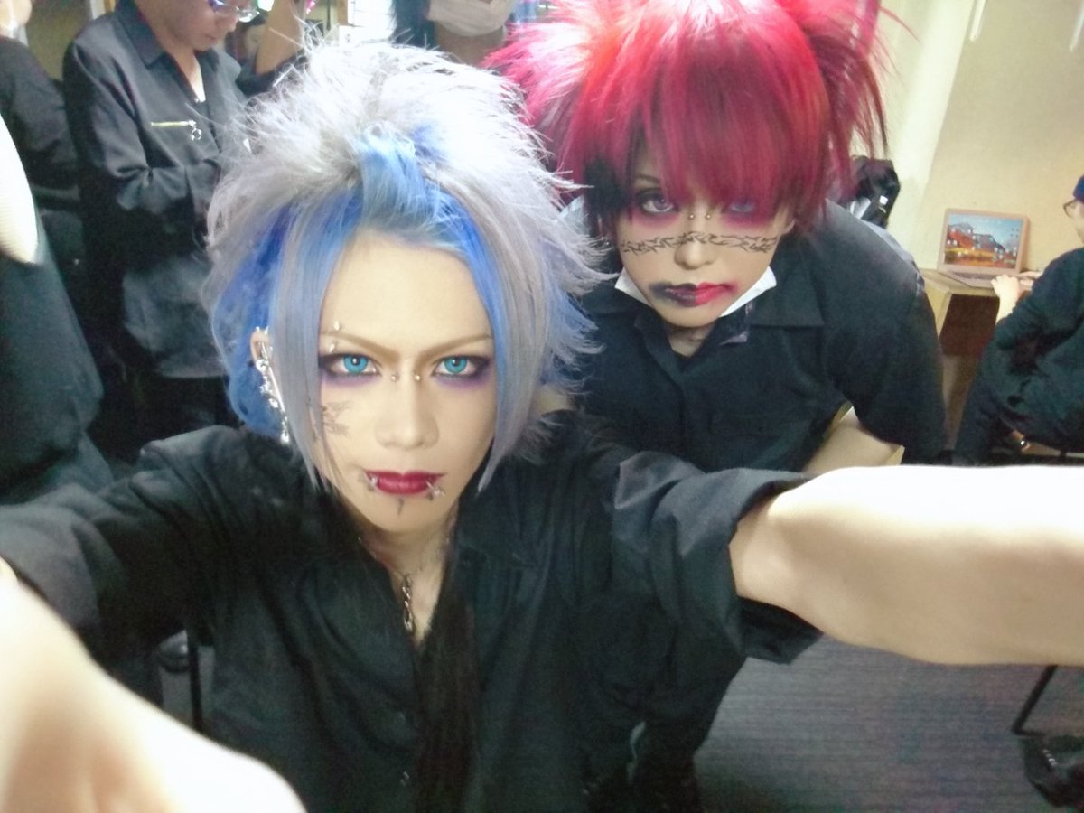 ibuki_217's tweet photo. ごめん！！
もう日付変わっちゃってフリーダイヤルじゃ無くなっちゃったけど、おめでとう🎊🎊
バンド頑張って💪
ユーマとは付き合い長いから、これからも頑張って欲しいし、応援してる。
写真古くてごみんに>ᴗ<
この時より痩せてるらしいっす。

By
もと、一緒に隣でステージ立ってた人より。 https://t.co/1t5gAfLaYm