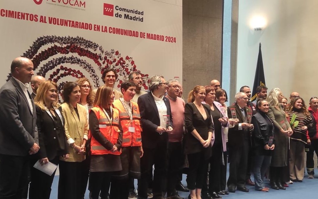 El pasado martes recogimos el premio de la <a href="/ComunidadMadrid/">Comunidad de Madrid</a> a las voluntarias de #Madrid que nos desplazamos a Valencia para ayudar, en este caso desde la profesión del #TrabajoSocial, tras la catástrofe de la #DANA 

🙌🏼 El #TrabajoSocial, también en grandes emergencias