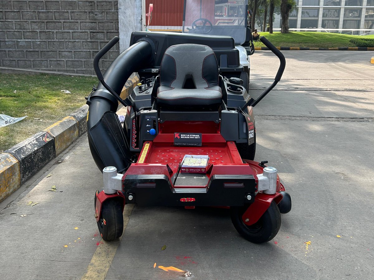IPIsolution's tweet image. Toro TimeCutter 75742 Delivered to Granules India Pvt Ltd!

🌐 ipi-india.com/ride-on-mowers…

#ToroTimeCutter #ZeroTurnMower #LandscapingSolutions #GranulesIndia #Toro #EffortlessMowing #LawnCareInnovation
#lawncare #toromowers #grasscutting #IrrigationProductsInternational #IPI