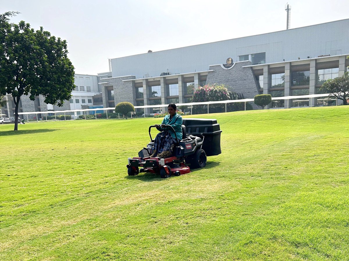 IPIsolution's tweet image. Toro TimeCutter 75742 Delivered to Granules India Pvt Ltd!

🌐 ipi-india.com/ride-on-mowers…

#ToroTimeCutter #ZeroTurnMower #LandscapingSolutions #GranulesIndia #Toro #EffortlessMowing #LawnCareInnovation
#lawncare #toromowers #grasscutting #IrrigationProductsInternational #IPI