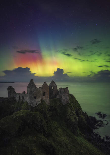 TurismoIrlanda's tweet image. L&apos;Aurora Boreale che illumina antiche rovine... Ci può essere qualcosa di più magico? ✨
Condividi questo post con un amico a cui farebbe bene godersi queste viste!   👀
 
 📍Castello di Dunluce, contea di Antrim
 #CountyAntrim #NorthernIreland #MagicalViews