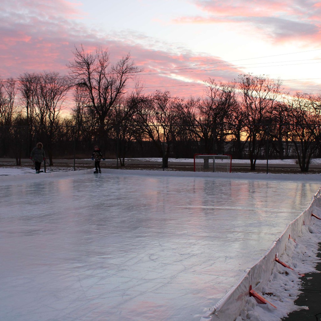 Before winter is over, be sure to lace up your skates and get out to the area's free outdoor ice skating rinks!⛸️❄️

➡️ tourismcedarrapids.com/blog/cedar-rap…

#cedarrapids #thisisiowa #iceskating #familyfun #hockey
