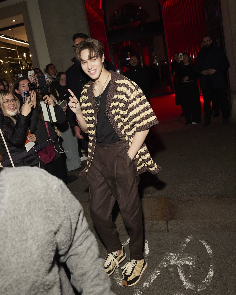 mintmag_th's tweet photo. หล่อแบบไม่มีเหนื่อย! ส่งความสดใสของหนุ่ม ‘นานิ’ ขณะร่วม After Party หลังรับชมโชว์  Dolce&amp;Gabbana Men's Fall Winter 2025 ด้วยลุคจากคอลเล็กชั่น Spring Summer 2025 พร้อมพบปะแฟน ๆ มากมายด้านหน้า💚

NANI X DGFW25

#NANIWithDGFW25
#hirunkit_
#DolceGabbana
#DGFW25
#MintNews https://t.co/WgCLUFuDrf