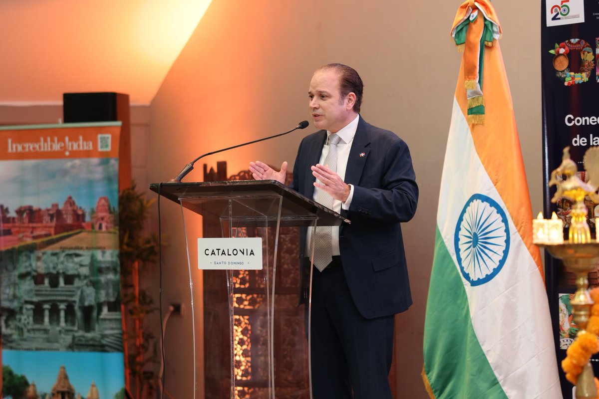 MIREXRD's tweet photo. En representación del canciller Roberto Álvarez, el viceministro para Asuntos Económicos y Cooperación Internacional, @hugofrivera, participó en la iniciativa "Un Distrito, Un Producto" (ODOP), organizado por el Gobierno de la República de la India donde exhibieron productos únicos de varios distritos del mencionado país. 

El viceministro Rivera agradeció al Embajador de @IndiainDR, Abbagani Ramu y a @RDenIndia por la valiosa oportunidad que fomenta el desarrollo económico y el intercambio cultural entre nuestras naciones. 🇩🇴🤝🏻🇮🇳