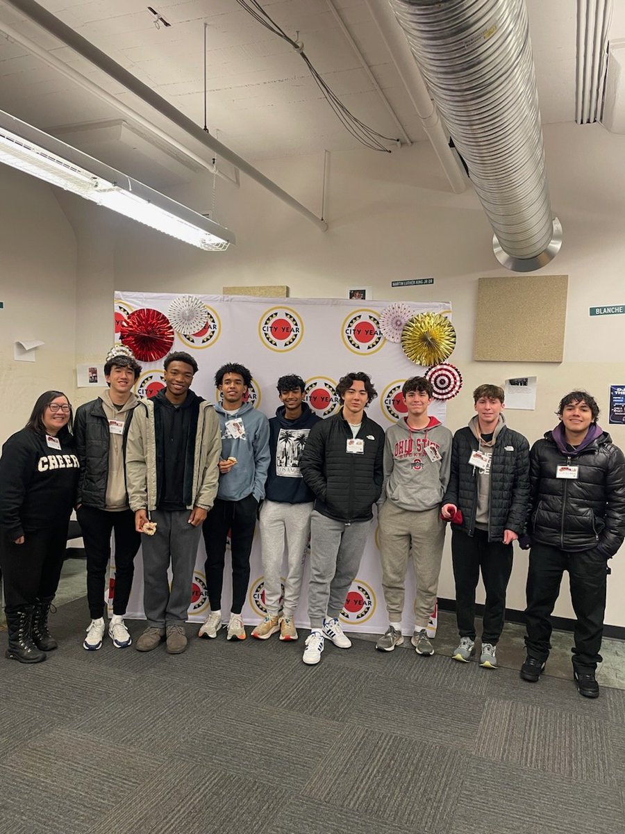 KCTMomBoss12's tweet photo. Solon High School students volunteering at City Year to celebrate MLK day! https://t.co/dPBsjreAEW