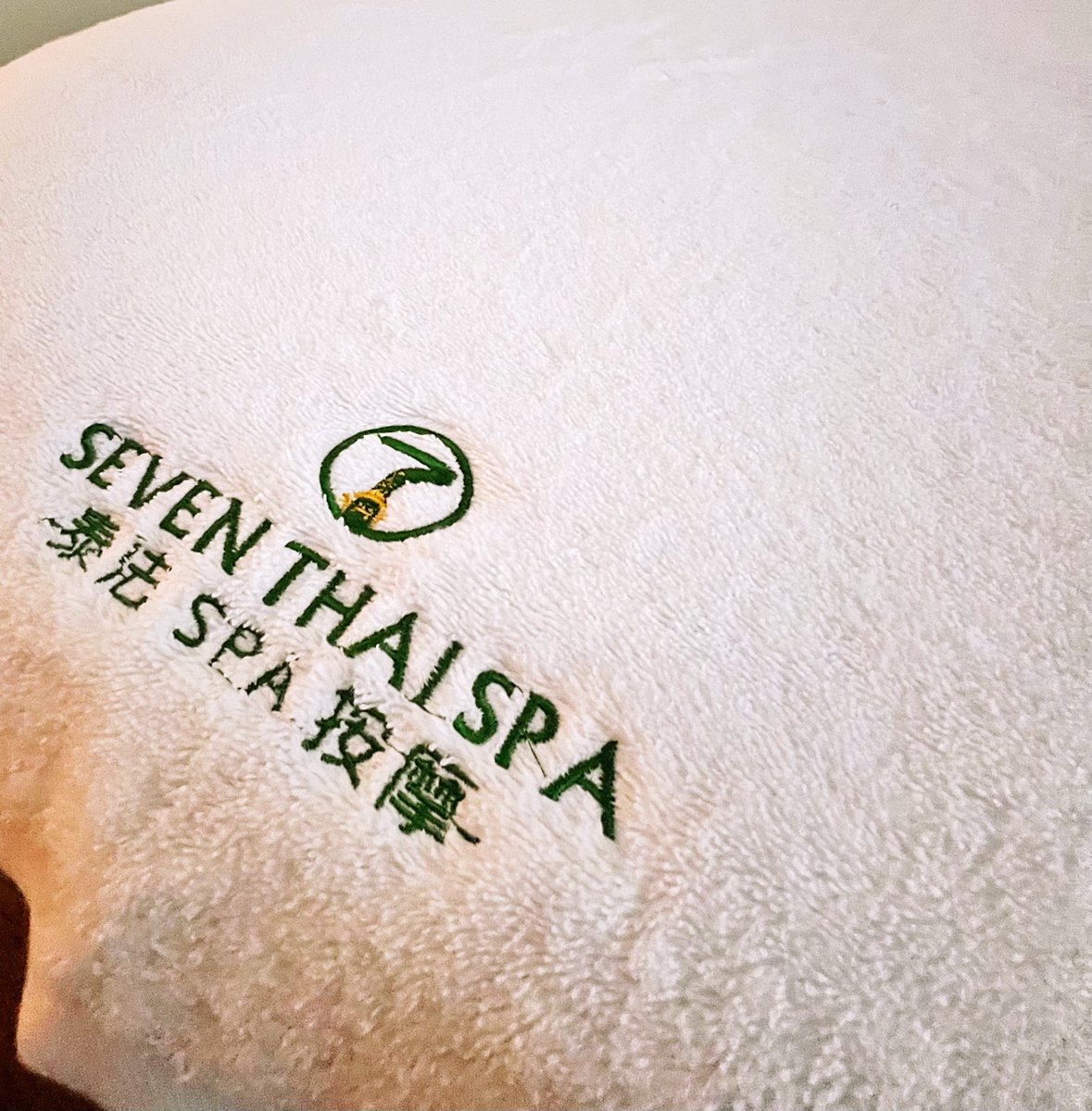 SEVEN_THAI_SPA's tweet photo. Seven Thai SPA致力于为每一位顾客提供尊贵且难忘的放松体验。为此，我们特别定制了品牌专属布草用品，甄选五星级品质的柔软面料，让舒适触感贯穿整个按摩过程。
从铺垫的瞬间到每一次肌肤的接触，您都能感受到奢华与细致的用心。柔滑的布草与专业的按摩手法完美结合，为您带来前所未有的放松与享受。 https://t.co/mWdQk31Po1