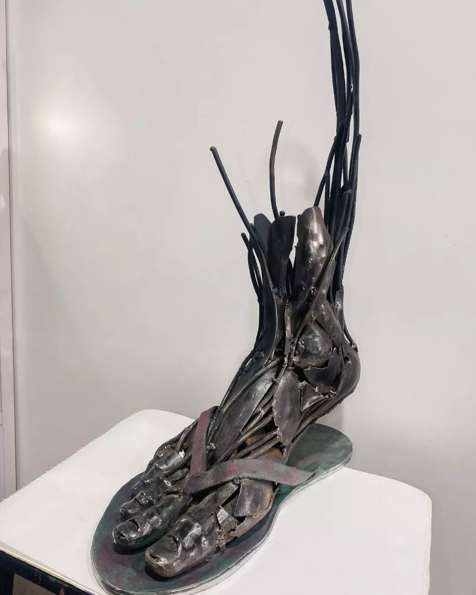 artmonnk's tweet photo. Sculpture by Adams Enesi https://t.co/Vxlo5nEKwE