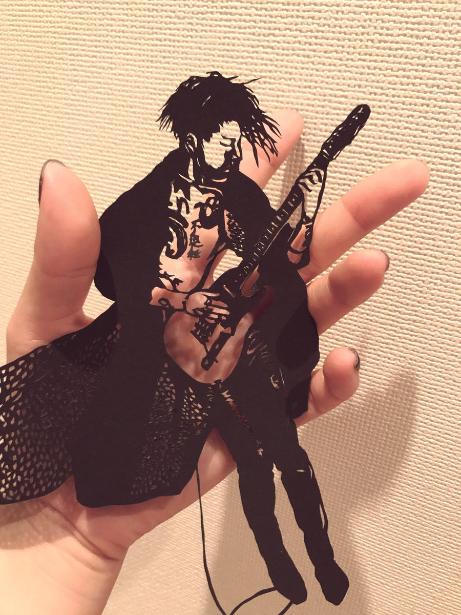 lily_piko_nails's tweet photo. 切り絵にハマってた頃にMIYAVIさんの
切り絵したの出てきた!!❤️🔥
また切り絵したいけどなぁ🥹眼精疲労(笑)
#MIYAVI #MIYAVIfanart https://t.co/SI3UeR8Ely