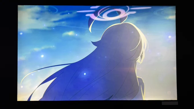 ブルアカメモリアルめっちゃ綺麗だった。最初液晶かと思ったけど、ギラつきが無いのに自然に光ってるからなんだこれ!?って思ったらパネルに後ろから光を当てて光らせてる?っぽかった(詳しくは分からんがとにかくめっちゃ綺麗でした) 