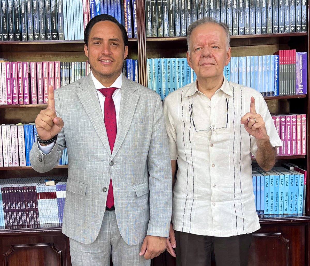 LeonelFuentesS's tweet photo. Agradezco al Prof. Xavier Zavala Egas Decano de la Facultad de Jurisprudencia y Ciencias Sociales y Políticas de @ucatolicagye por compartir sus ideas para trabajar académicamente entre su Facultad y el Colegio de Abogados del Guayas 🏛️

 ¡Fabián Yánez Presidente CAG!

Lista 1️⃣ https://t.co/fu9UnQPMdU