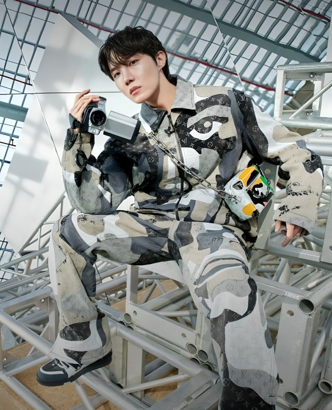 GLOBAL FASHION ICON J-HOPE
J-HOPE AT LV FASHION SHOW
#jhopexLouisVuitton
#jhopeAtLVFashionShow
#LVMenFW25 #LouisVuitton 
#jhope #제이홉 <a href="/BTS_twt/">방탄소년단</a>
#jhopeLVMENFW25