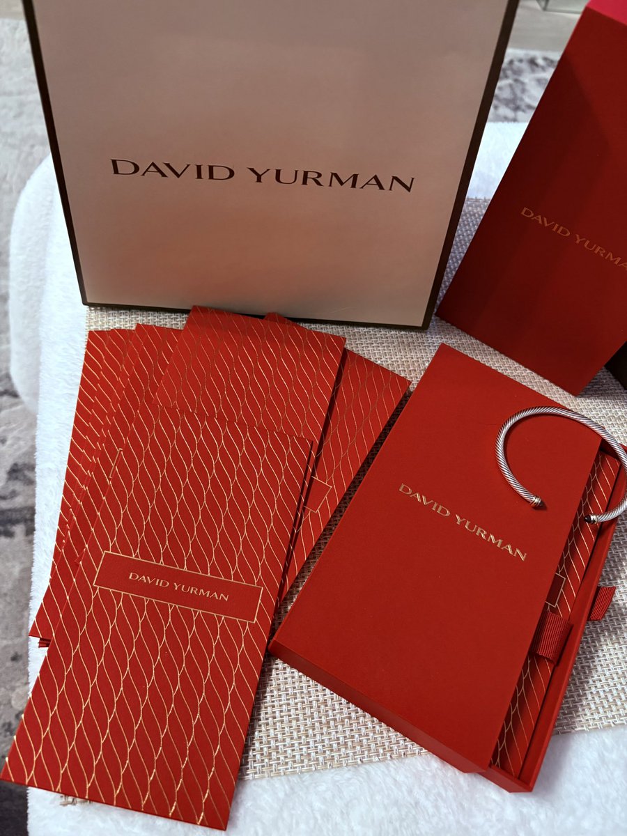 cookiegigan's tweet photo. I received 2 boxes of the @DavidYurman Lunar New Year Red Envelopes. Each box contains 8 Red Envelopes. These are both elegant and pretty. This year it’s the Year Of The Snake and begins on January 29. #lunarnewyear #redenvelopes #davidyurman #davidyurmanredenvelopes https://t.co/dRNTY9TuCo