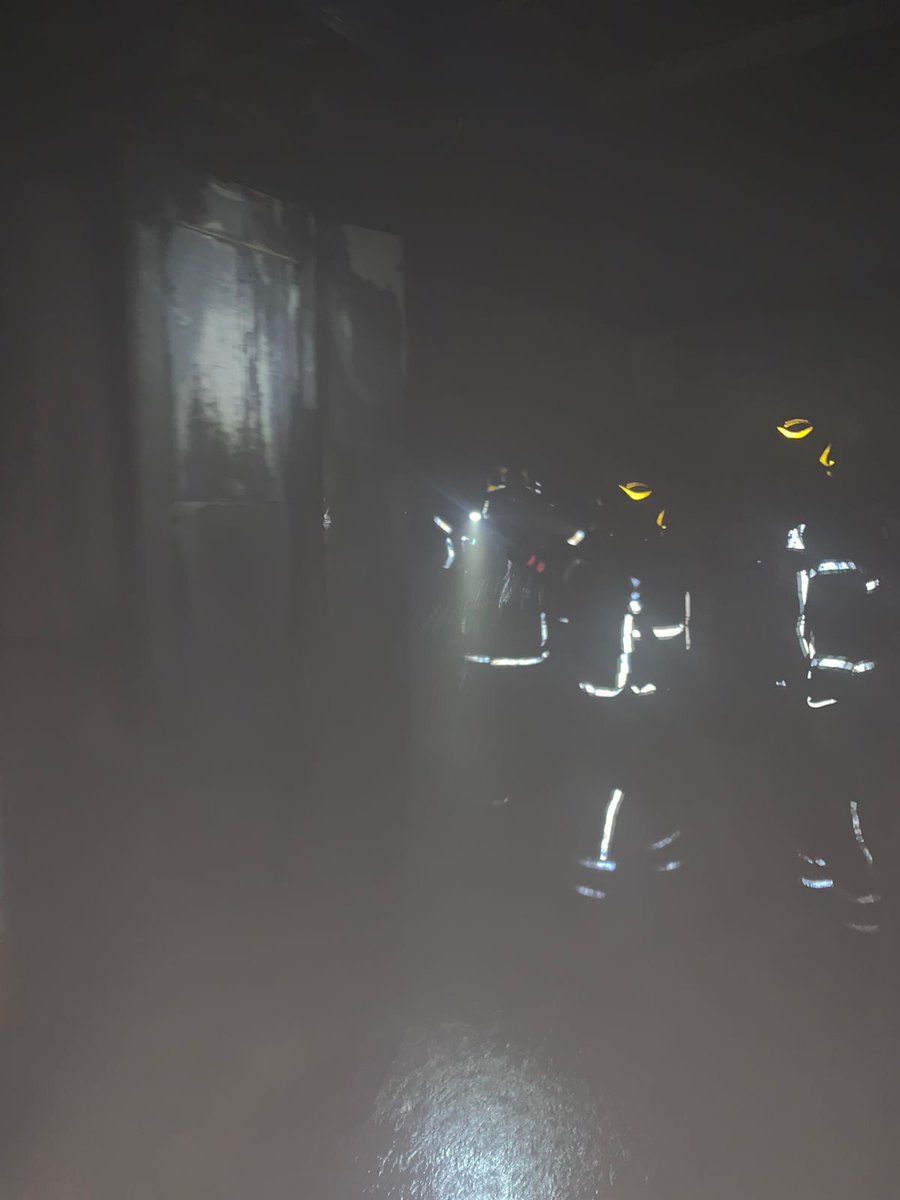 Bomberos_CDMX's tweet photo. En seguimiento al incendio registrado en calle Belgrado, colonia Juárez, en @AlcCuauhtemocMx, informamos que en el lugar se quemó un generador eléctrico; procedimos a extinguir el fuego y realizar labor de ventilación.
Se atiende una persona por crisis nerviosa.
@JefeVulcanoCova https://t.co/H5OrL8ZXG1
