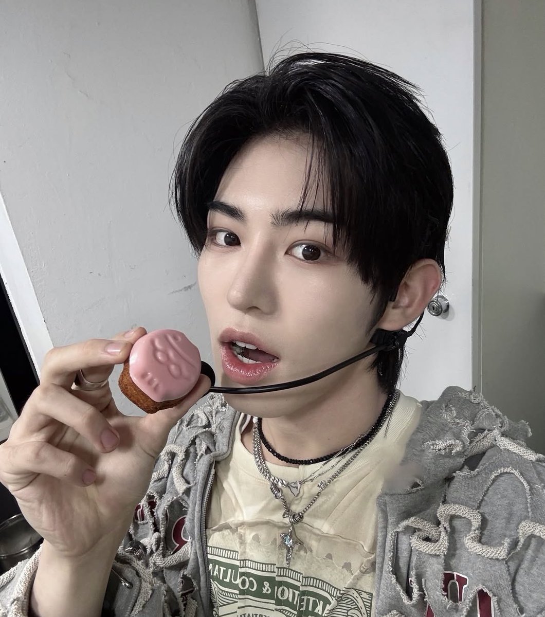 GILAAA CEKEP BANGET BUJANK😭😭😭💖💖💖💖💖