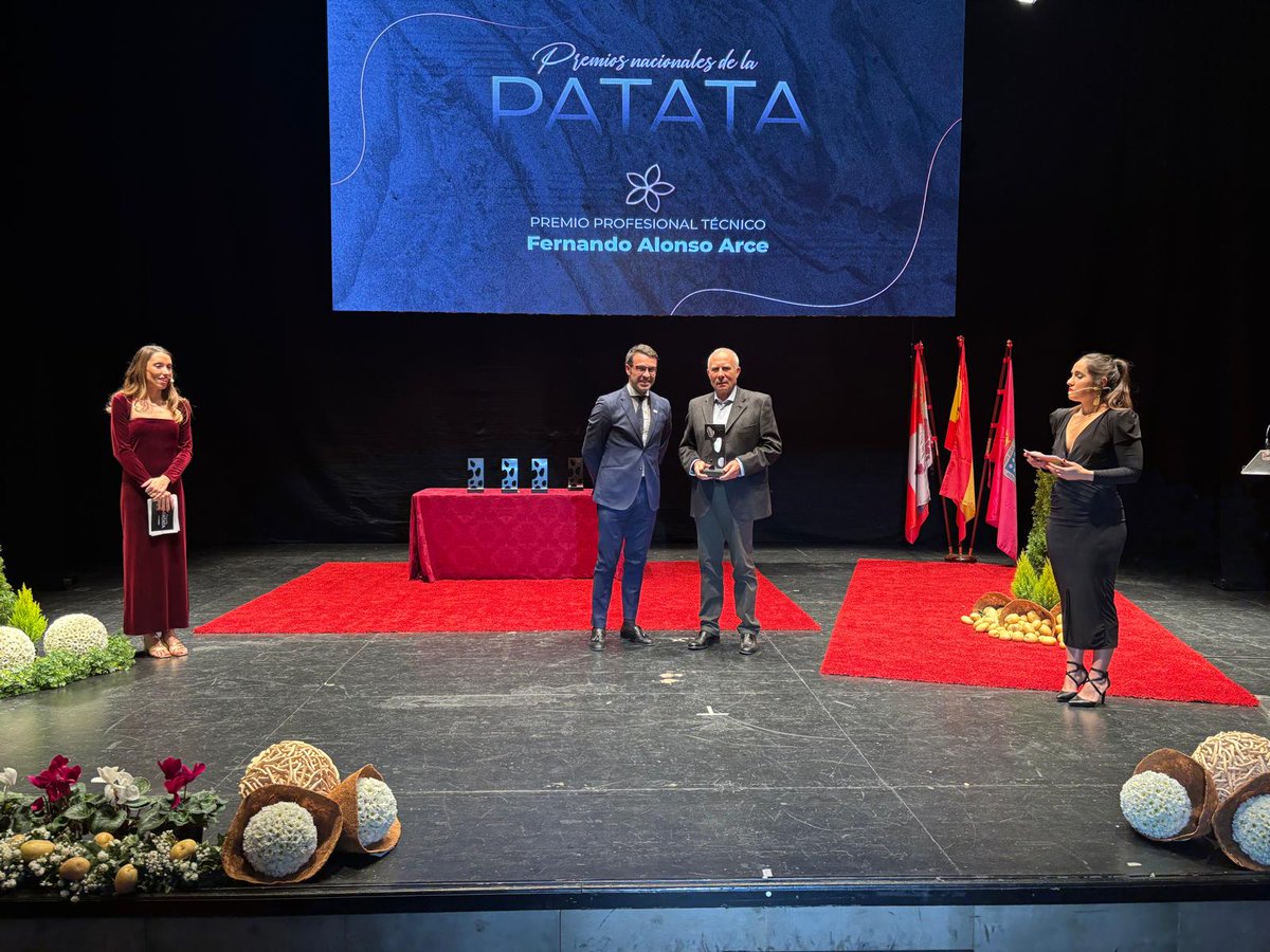AlltechSpain's tweet photo. 🗣 Fernando ha recibido el Premio Profesional Técnico por su dedicación al asesoramiento y formación de agricultores. “El futuro del sector depende de un asesoramiento técnico adecuado y del uso de semillas de calidad, elementos esenciales para mejorar el rendimiento del cultivo”, destacó en su intervención.