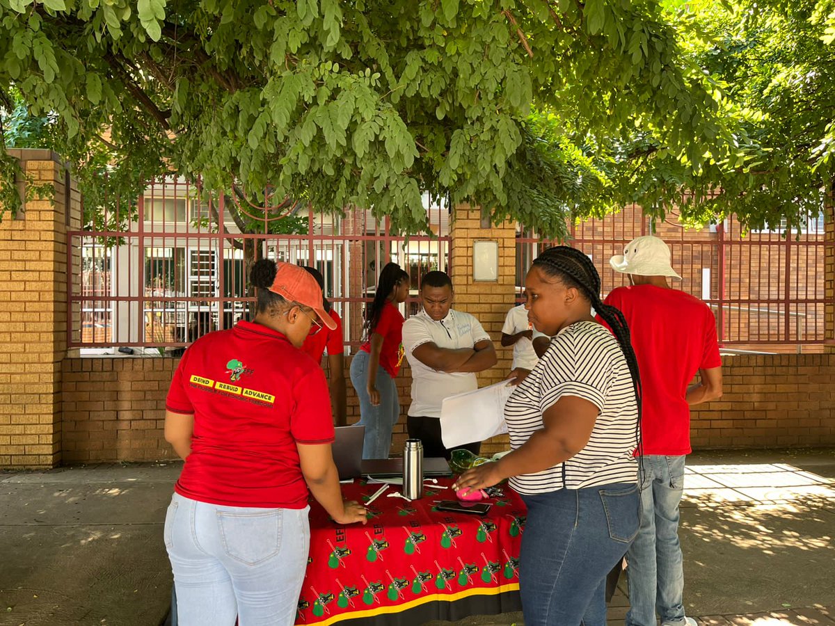 EFFSCNWUPOTCH's tweet photo. ♦️In Case You Missed♦️

Today the EFFSC NWU-POTCH commenced  with the Sizofundangenkani2025 to assist students with registration, accommodation, financial  issues.

#EFFSC 💚🖤❤️
#Sizofundangenkani2025💚🖤❤️
#ASK A FIGHTER💚❤️🖤 https://t.co/4XwRLn46Uc
