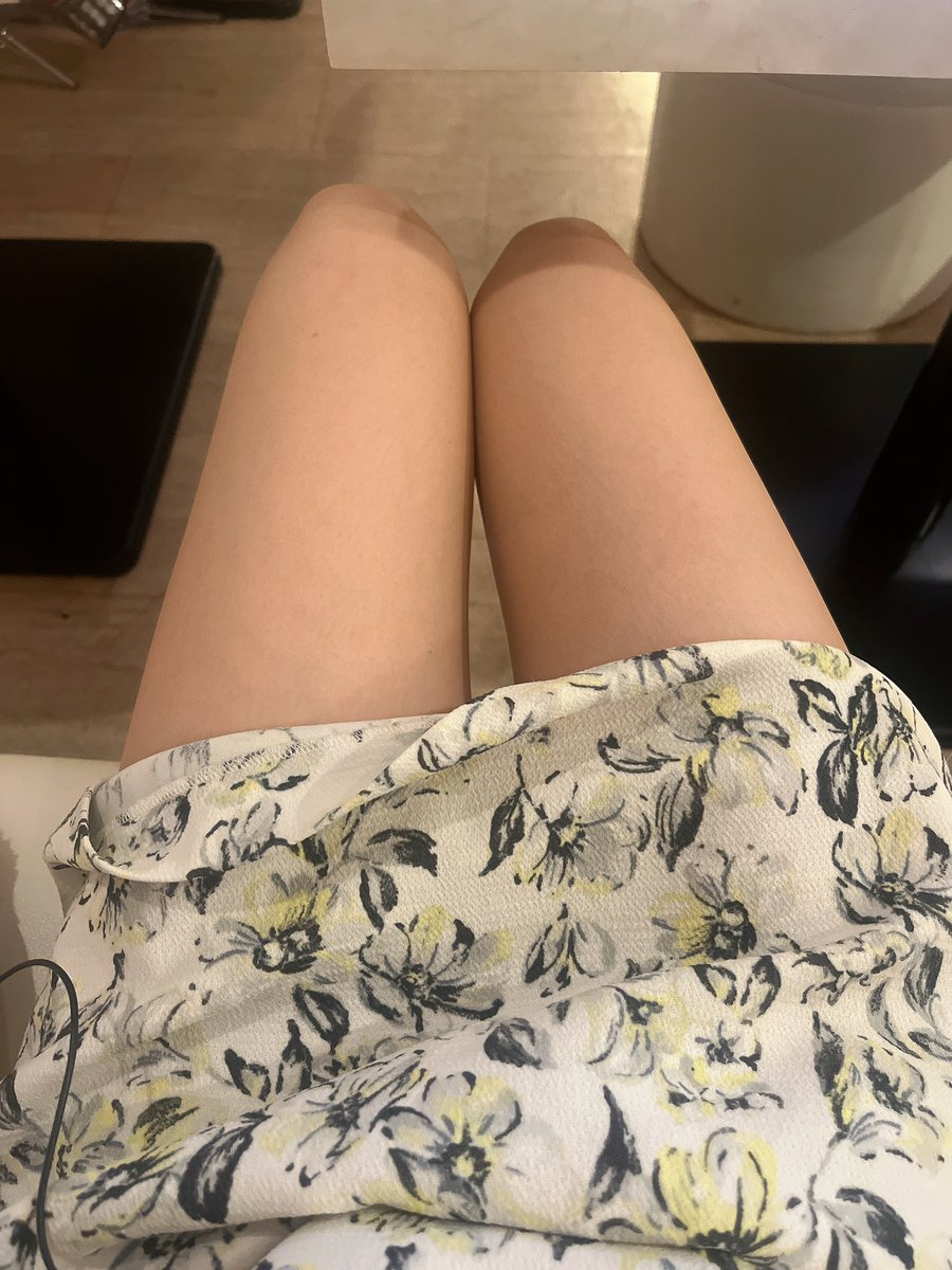 花柄ドレス☺️

#脚フェチ
#脚
#あし
#脚フェチさんと繋がりたい
#ストッキングフェチ
#生足