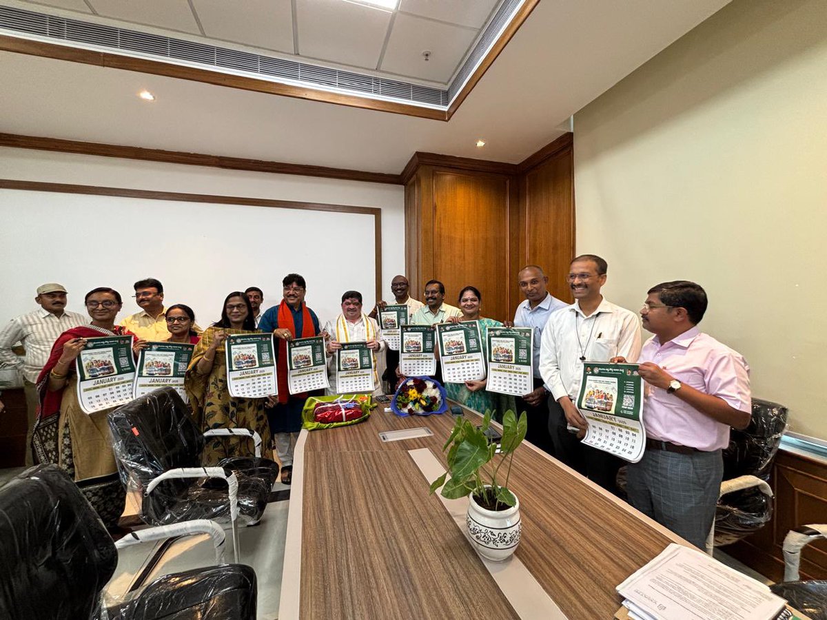 TGSRTCHQ's tweet image. టిజిఎస్ఆర్టీసి ప్రత్యేక 2025 సంవత్సర క్యాలెండర్‌ను రాష్ట్ర రవాణా శాఖ మంత్రివర్యులు శ్రీ పొన్నం ప్రభాకర్ గారు ఆవిష్కరించారు.

@revanth_anumula @Ponnam_INC @TelanganaCMO @SajjanarVC @CTM_MKTG_TGSRTC  

#TGSRTC #Telangana #TakingTelanganaForward