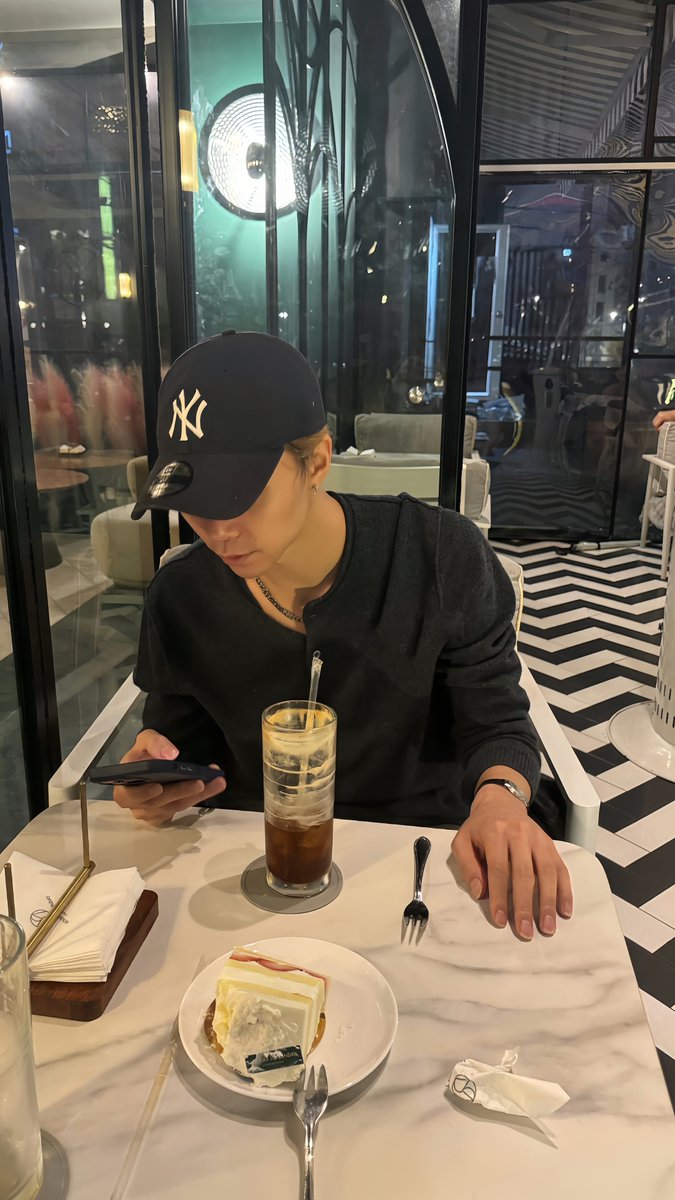 warangngisuh's tweet photo. แปะไว้เผื่อเมนจอนคนไหนอยากแวะมาฮะ ผมมาสองรอบละพนักงานบริการดีสุบสุบ มาไม่ยาก ร้านอยู่ชองดัม มีทั้งอาหารคาว/หวาน เครื่องดื่มทั่วไป 127 มาบ่อยอยู่ มาร์ค จองอู ยูตะก็เคยมา แปะแมพในเนเว่อไว้เมนชั่น ราคาก็ตามสภาพชองดัม 555555555555555555555555555555555 https://t.co/ZvqLNCwy3p
