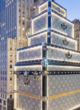 HenderXCapital's tweet photo. **Louis Vuitton's 5th Ave Display**

LV showcases giant luggage to celebrate its heritage.

🎯 **Impactful:** Captures attention.

🎨 **Craftsmanship:** Highlights luxury.

#LouisVuitton https://t.co/jzwdhWKwsz