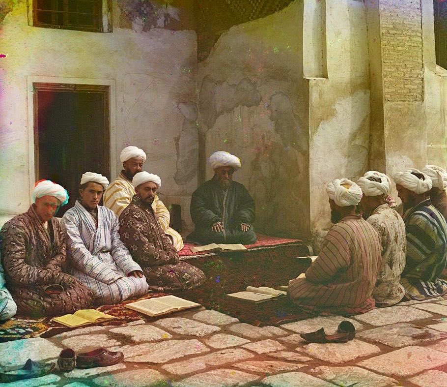 humangonemad's tweet photo. 20 قاعدة للرجال تضع فيك الهيبة والوقار
(تعتبر خلاصة نصائح شيوخنا قديماً وعلماء النفس حديثاً)

1. لا تصافح وأنت جالس.
الوقوف يظهر الاحترام والانخراط. إنه يشير إلى أنك تقدر الشخص الذي تلتقي به وأنك حاضر تمامًا في التفاعل.

2. احمِ من خلفك، واحترم من بجانبك.
هذا يؤكد على الولاء والشرف. حماية من خلفك تعني حماية عائلتك وأصدقائك وزملائك.احترام من بجانبك يعني الاعتراف بالمساواة وقيمة أقرانك.