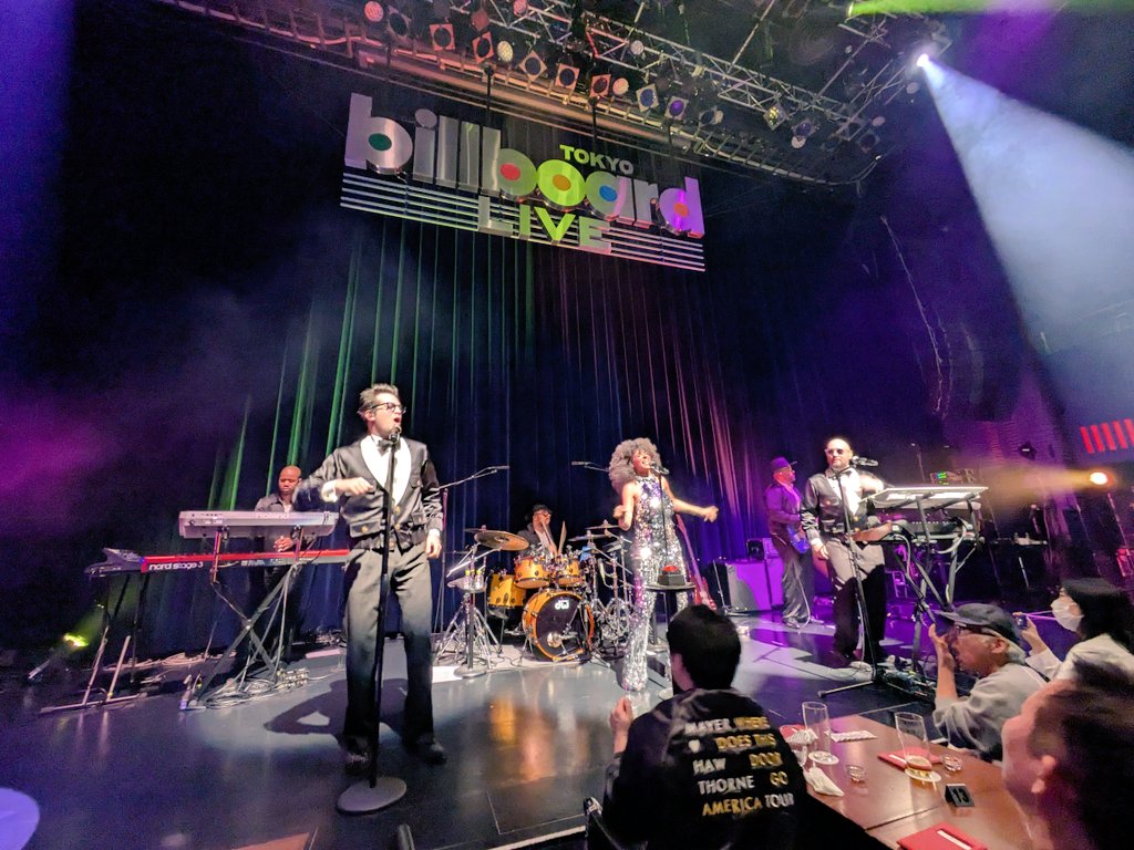 macha_jpn's tweet photo. かんばんは〜😊

Tuxedoのライブ🎤#tuxedo
行ってきました♬

本来はBillboard Live Tokyo撮影NGなんですが『アーティストの意向により撮影OK』
ずっと躍ってました💃✨

Osshyさんにお会いしました❤
隣席した方がosshyさんの大ファンの方で良い出会いがありました♪

Gavin😘

#prime847
#FMヨコハマ https://t.co/0C6yGgE0K5