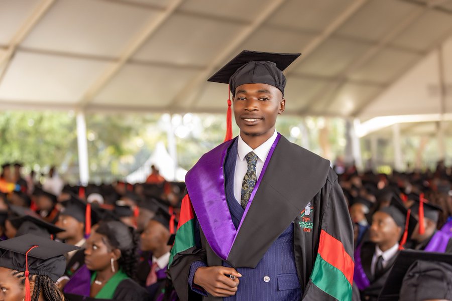 UMNamugongo's tweet image. We celebrate our own UMOSAN Class of 2019 @LawrenceAlado, former school judge, who graduated as a valedictorian @MakerereLaw with a First Class Honours (CGPA 4.56).