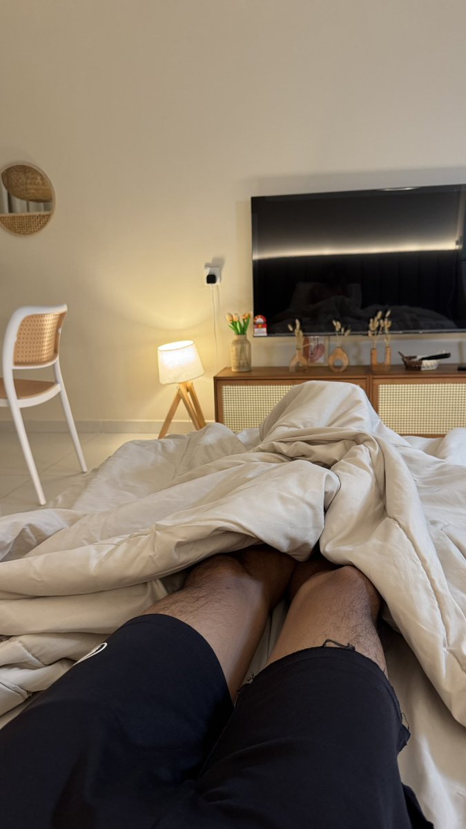 AyishHttps's tweet photo. check in airbnb sorang lagi, ada girl tak area jb nak lepak, dont worry abang payung atas bawah https://t.co/NqmWsuW5Zq