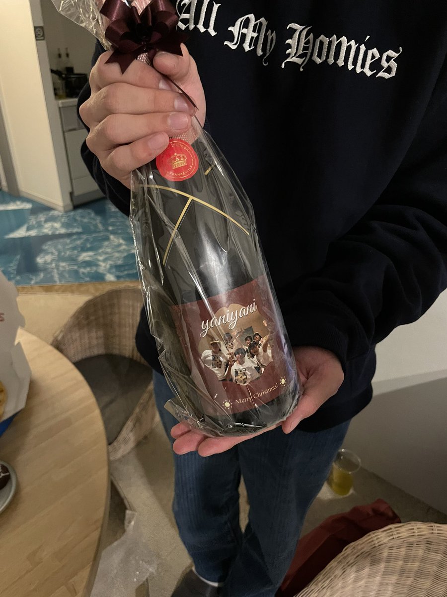 mittan_1108's tweet photo. メンズたちがクリスマスプレゼントにって、オリジナルボトルを🍷✨️
ワインに私たちの写真入ってるの堪らなく可愛い（今更ながら…） https://t.co/bSxV9f1qAv
