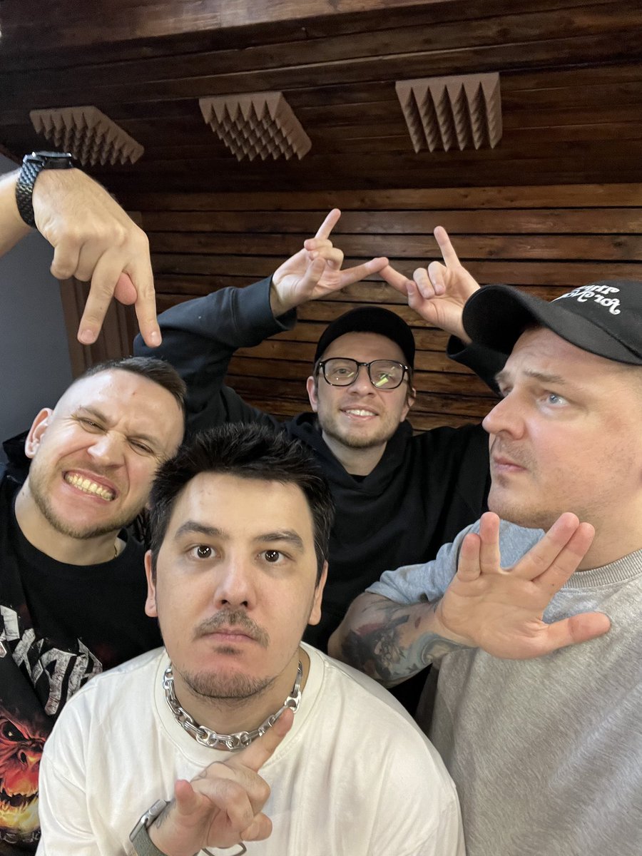 Выползаем в сторону концертов!
Увидимся 23 января на Бали и 25 января на Пхукете 🎤

band.link/anacondaz