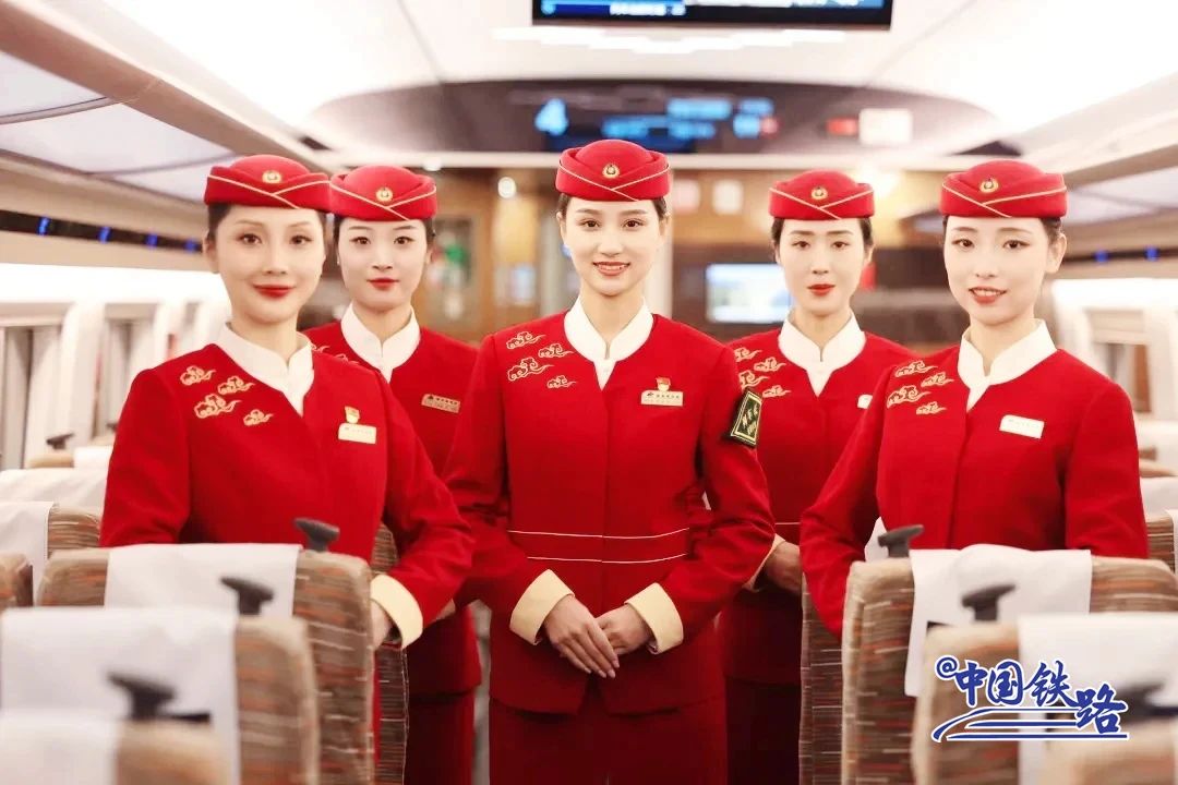 ChinaRailways's tweet image. New uniforms unveiled! The crew of the direct high-speed train between Xi'an, Shaanxi province, and the Hong Kong Special Administrative Region showcases their new attire!  #ChinaRailway #RailwayTime