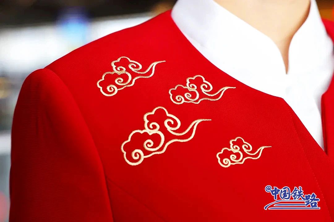 ChinaRailways's tweet image. New uniforms unveiled! The crew of the direct high-speed train between Xi'an, Shaanxi province, and the Hong Kong Special Administrative Region showcases their new attire!  #ChinaRailway #RailwayTime