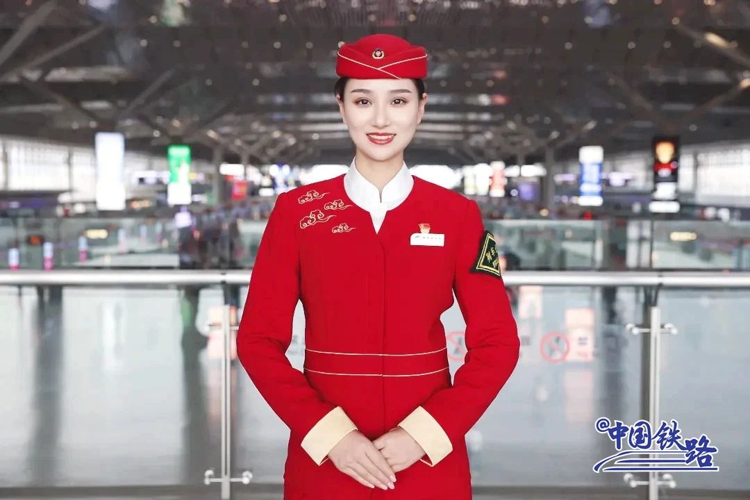 ChinaRailways's tweet image. New uniforms unveiled! The crew of the direct high-speed train between Xi'an, Shaanxi province, and the Hong Kong Special Administrative Region showcases their new attire!  #ChinaRailway #RailwayTime
