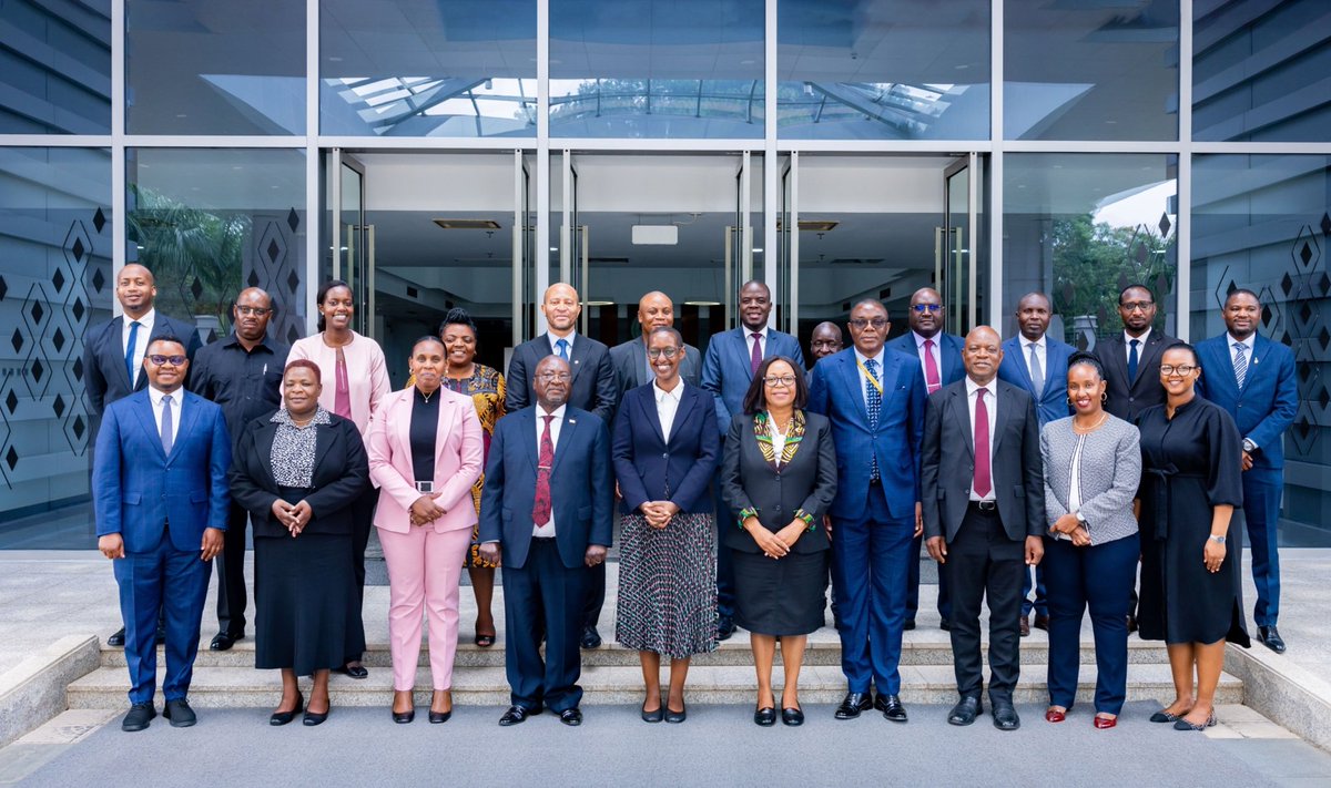 PrimatureRwanda's tweet image. Today, at the Office of the Prime Minister, we welcomed a Zimbabwean delegation led by Dr. Martin Rushwaya, the Chief Secretary to the President and Cabinet. Discussions focused on knowledge exchange of government coordination mechanisms.
