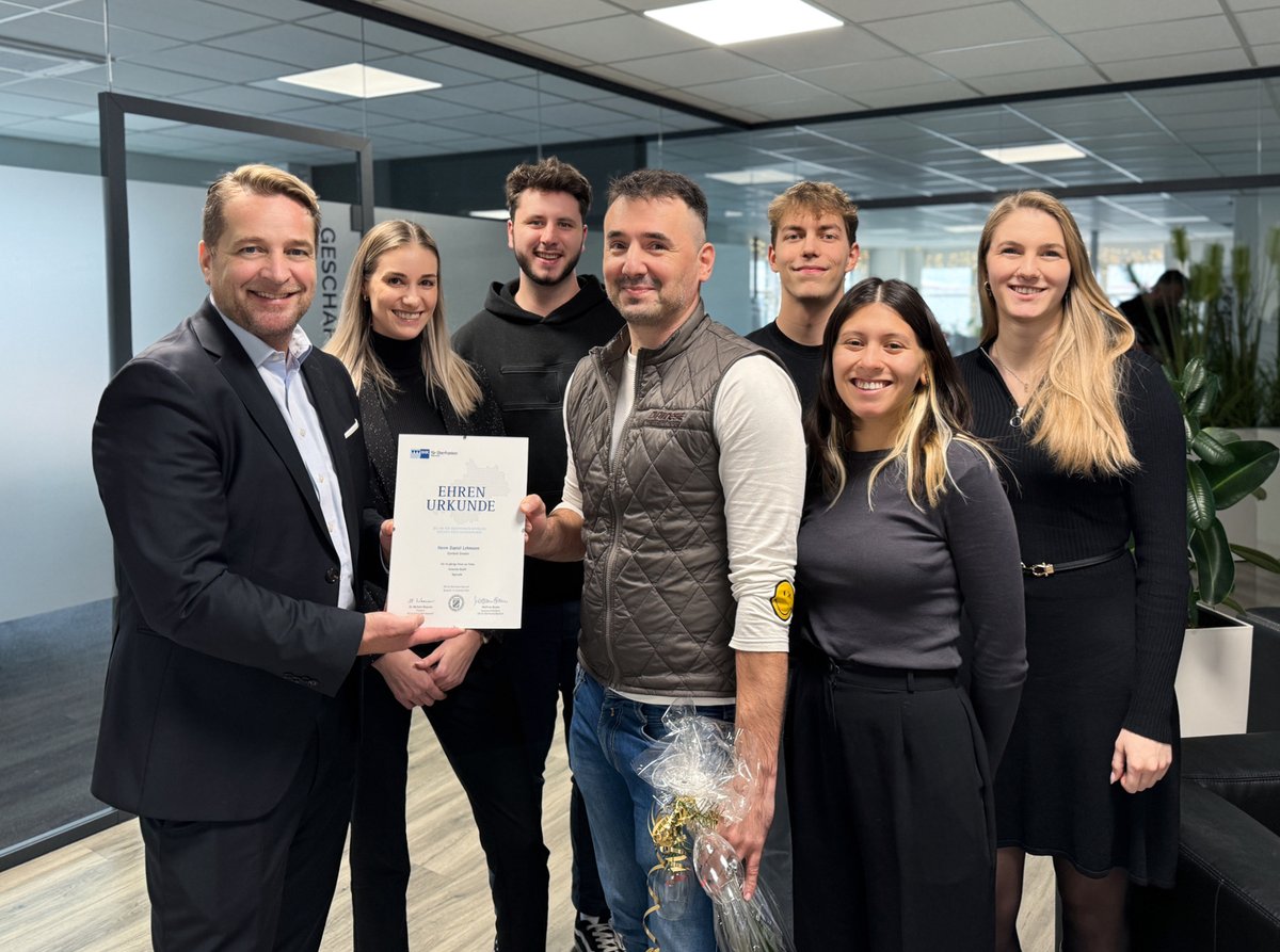 VIEWENTO's tweet photo. Time to party! 😎

Unser Mitarbeiter Daniel hat vor kurzem sein 15. Firmen-Jubiläum mit uns gefeiert! 15 Jahre voll mit kreativen Ideen, Durchhaltevermögen, vielen Energy Drinks und einer Menge Lachen! 
#jubiläum #bayreuth #15jahre #mitarbeiterbindung https://t.co/TP3MWQZl2B