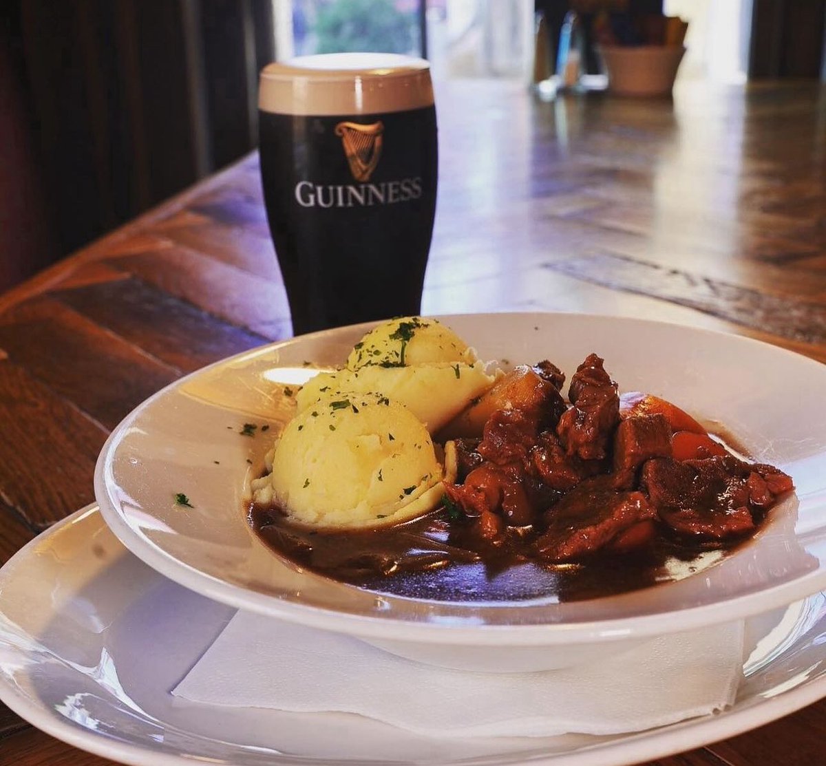 TheAuldDub_'s tweet photo. Trad Fest week is here - pop in and enjoy a traditional taste of Dublin☘️
Our Beef & Guinness Stew is served daily from 12pm - 9pm🍲
#theaulddubliner #pub #templebar #dublin #dublinpubs #tradfest #beefandguinnessstew #alldaymenu #lovetemplebar #discovertemplebar https://t.co/z6u3jj8oUm