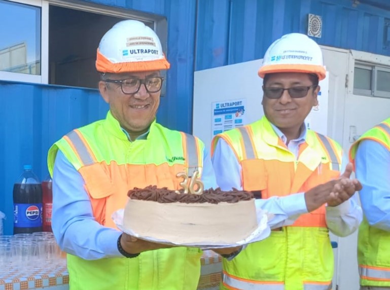 Ultraport_Chile's tweet image. ¡Celebramos un año más de trabajo y logros de nuestra sucursal #UltraportArica! 

Este aniversario es el reflejo del compromiso y esfuerzo de cada colaborador y colaboradora que, día a día, contribuyen al crecimiento de nuestras operaciones. 

#CreciendoContigo