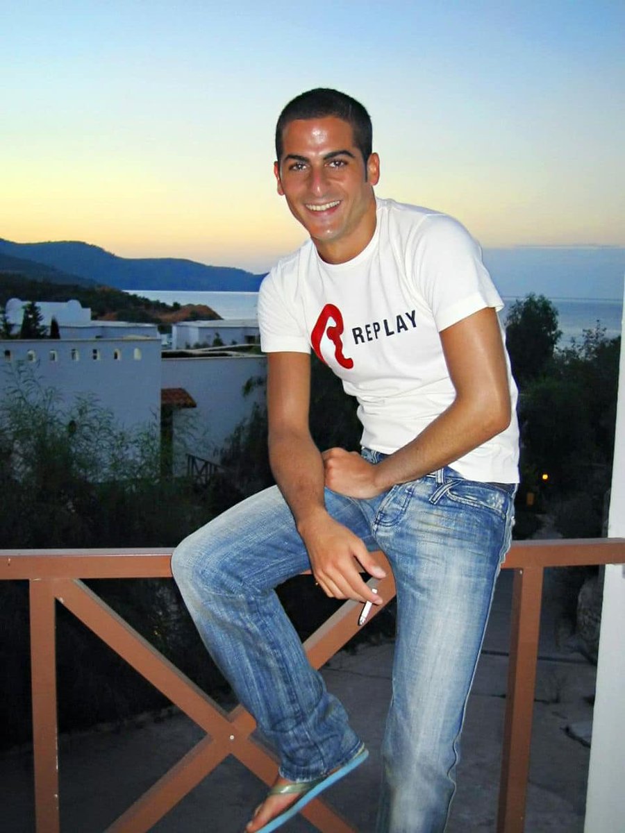 julienbahloul's tweet photo. Il y a pile 19 ans, le 20 janvier 2006, était kidnappé Ilan Halimi à Paris. Il a ensuite été torturé pendant 24 jours avant d'être brûlé vif et jeté agonisant le long du voie ferrée, parce que juif. 

Une génération entière a grandi sur ce traumatisme. 
Jamais je ne l'oublierai. 
Régulièrement je me rends sur sa tombe à Jérusalem. 
Ilan aurait pu être n'importe lequel d'entre nous.

Ilan Halimi a été l'une des principales raisons de mon départ de France. 

Quelque chose s'est brisé ce jour de 2006, quelque chose qui ne sera jamais reparé.

On ne t'oublie pas Ilan. On continuera toujours de se battre. Contre les antisémites et contre leurs alliés, qu'ils soient dans la rue ou sur les rangs les plus à gauche de l'Assemblée nationale.