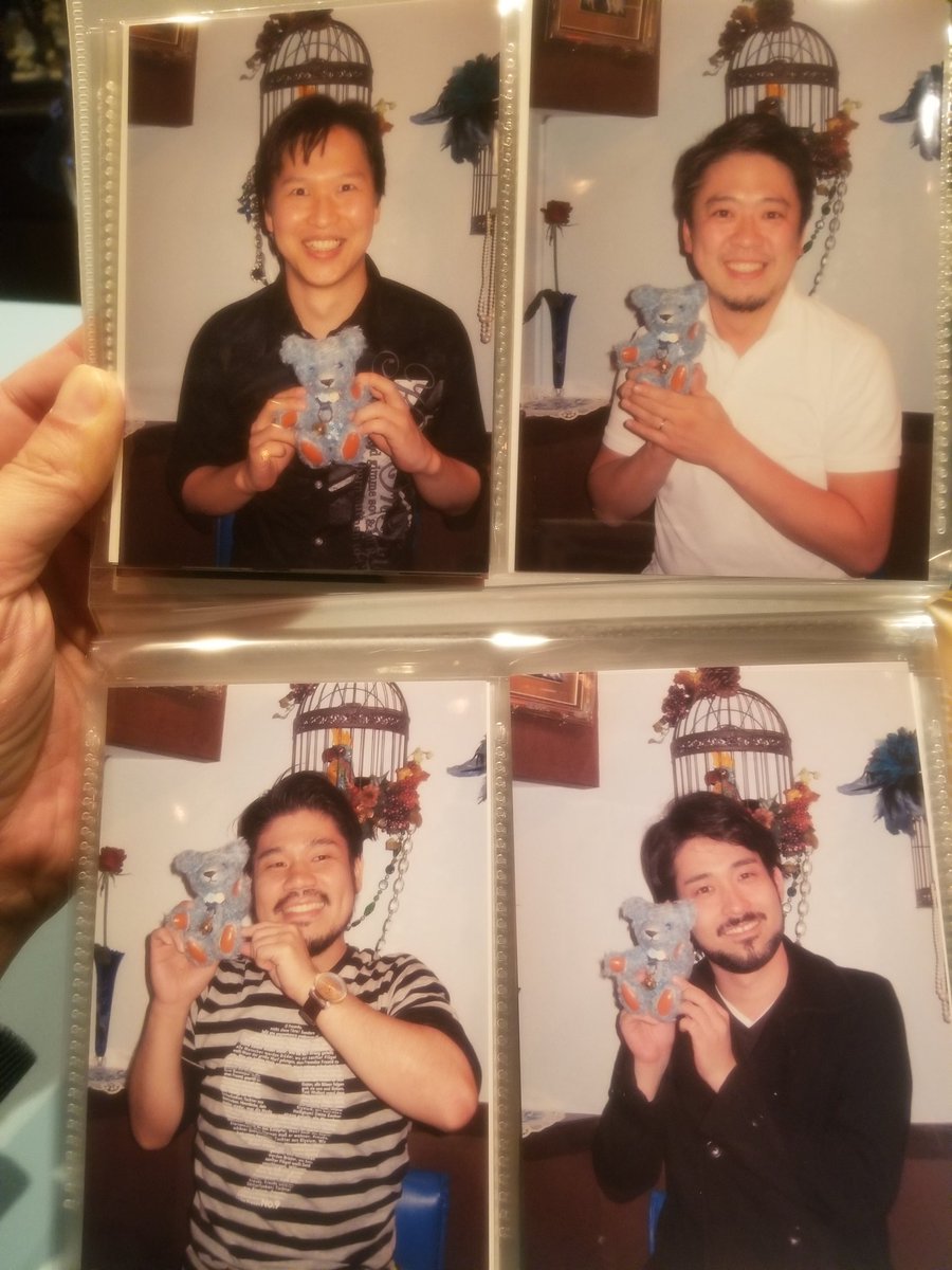 Tomoya_sss's tweet image. No.9大阪公演無事に終演！

大阪では予想外の自由時間もあり、2015年初演の時以来に訪問したお店で、その時撮った懐かしい10年前の仲良し４人の写真と再会。
初めての体験ばかりで楽しい日々だった、あの頃の初心を思い出して大阪公演に臨みました！