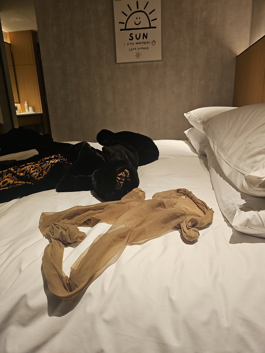 스타킹 벗어던져 쓰레기 통에 버리고 씻으로...