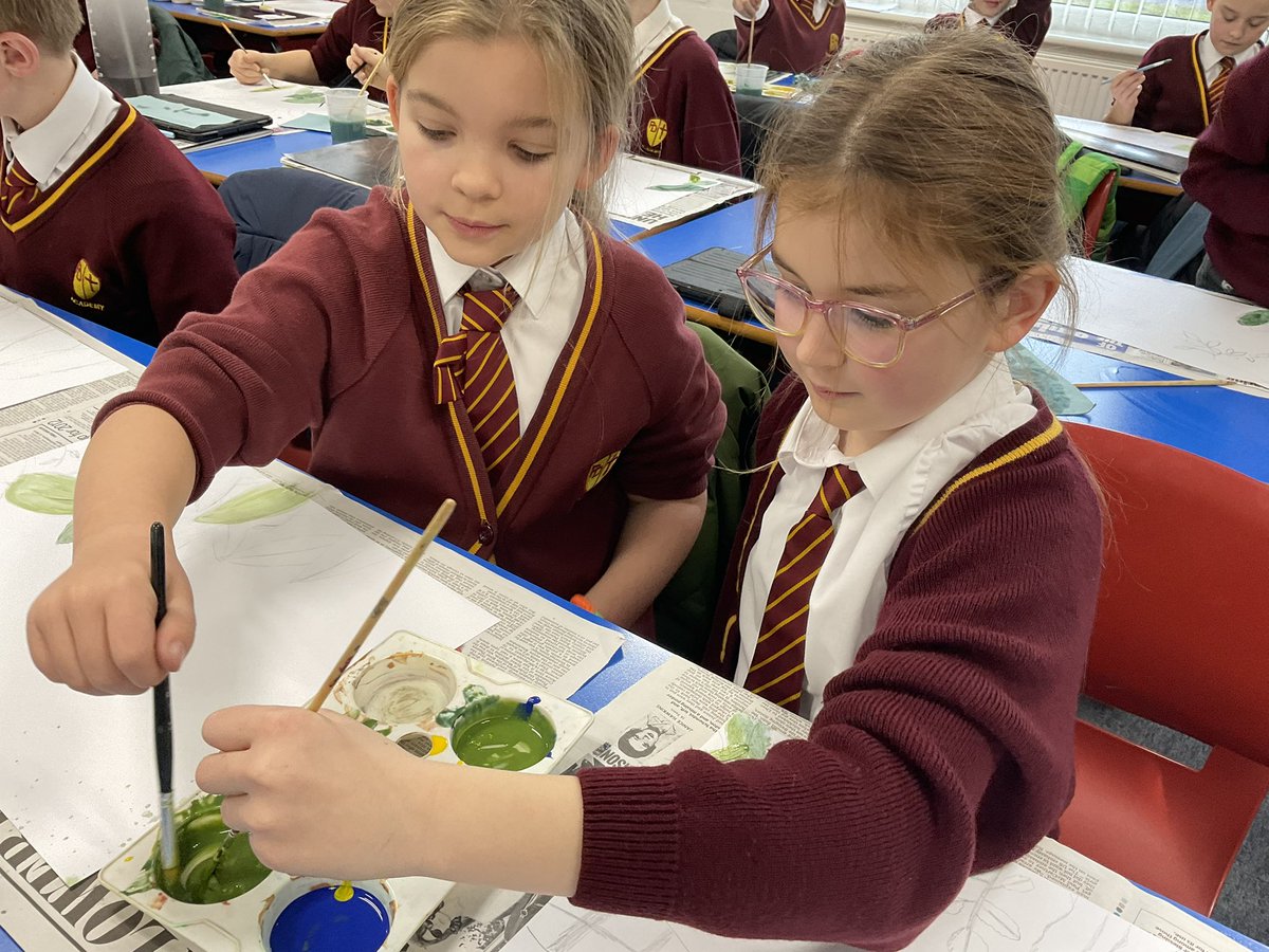 PDA_Y5's tweet image. Mixing blue and yellow to make different shades of green for our artwork! #pdaart 💚🎨🎨 🖌️