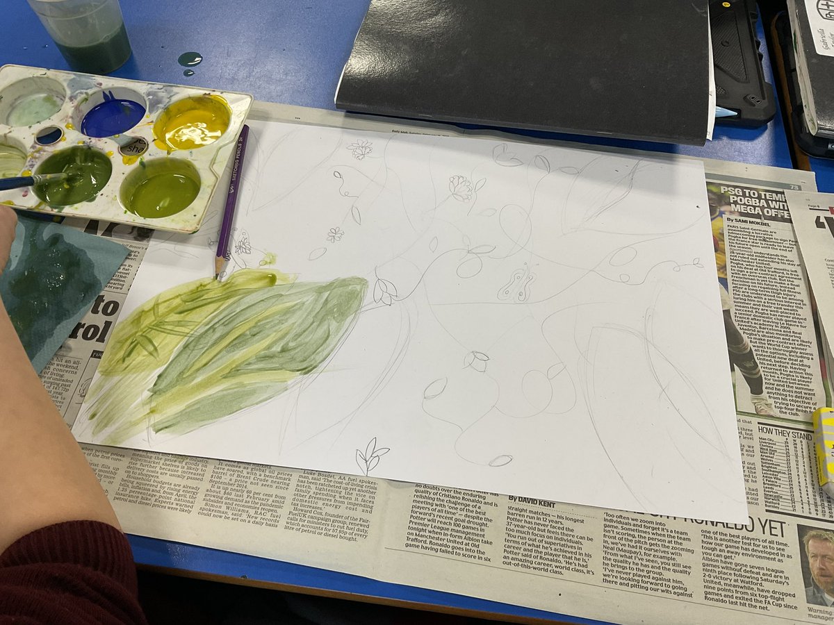 PDA_Y5's tweet image. Mixing blue and yellow to make different shades of green for our artwork! #pdaart 💚🎨🎨 🖌️