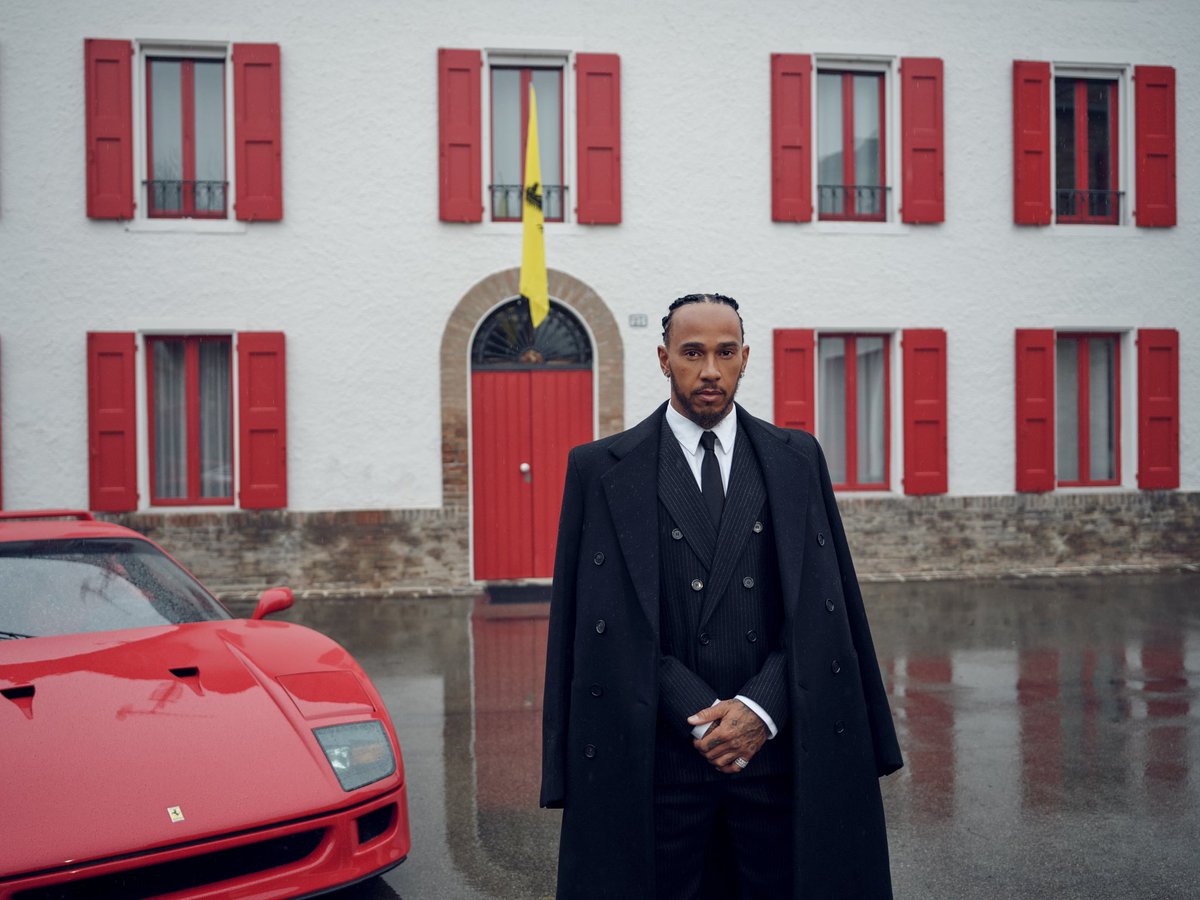 FormulaaElite's tweet photo. ¡AURA! 🔥

Primer imagen de Lewis Hamilton siendo piloto de Scuderia Ferrari.

📷 De fondo, su casa quien era la residencia oficial de Enzo Ferrari. https://t.co/wwCdyqX7Q5
