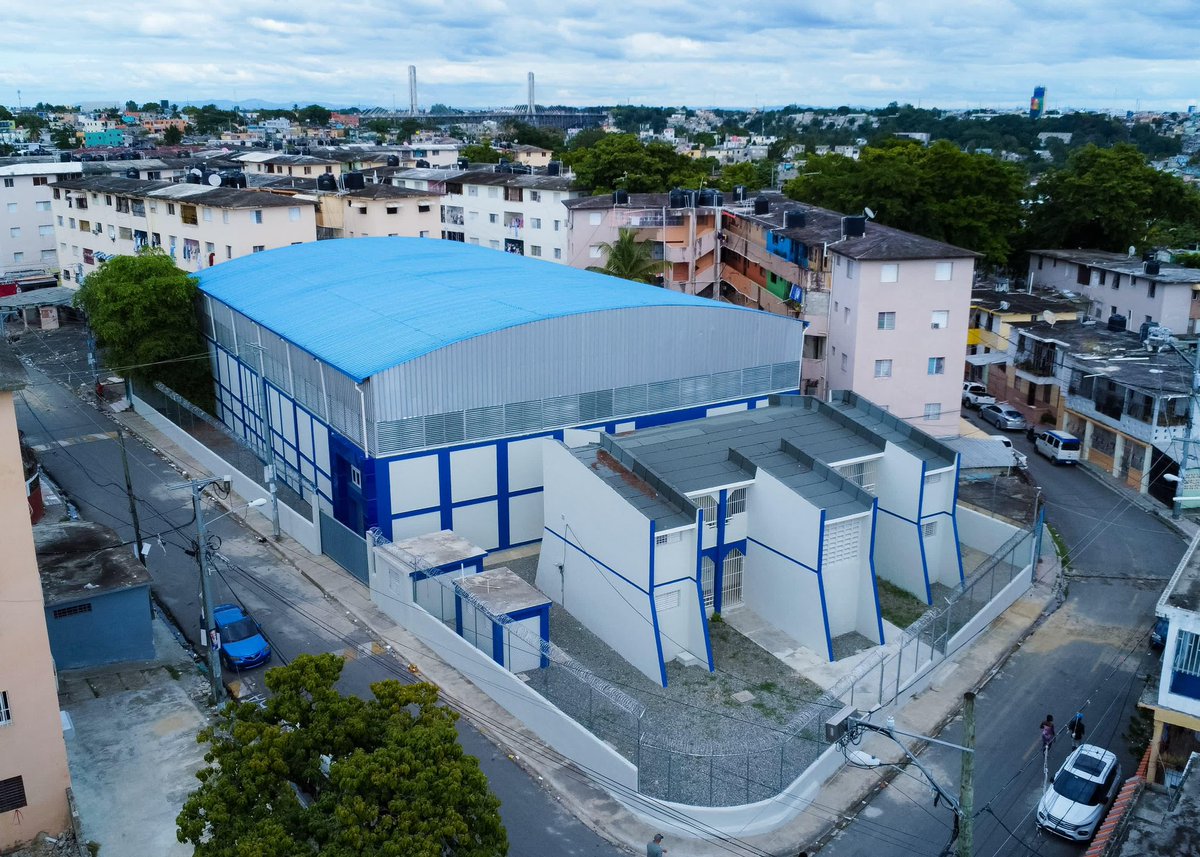 CanchaEntera's tweet photo. Esto es cambio!
Hermoso polideportivo del club Renacer entregado el pasado fin de semana en el mismo centro Guachupita.
Bien presidente @luisabinader 🙌🙏 https://t.co/jOOYM4oJNK